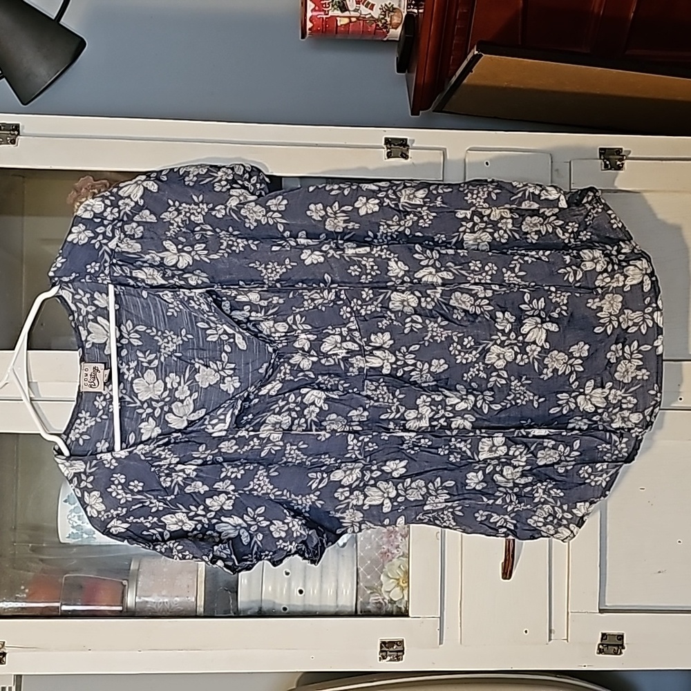 Short sleeve shirt, tie neck.